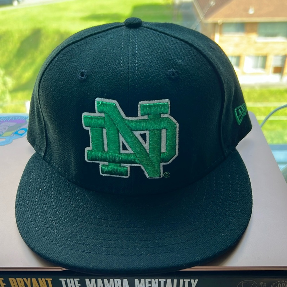 New Era Notre Dame Lucky Fighting Irish Black Hat 7 1/4 Excellent Condition